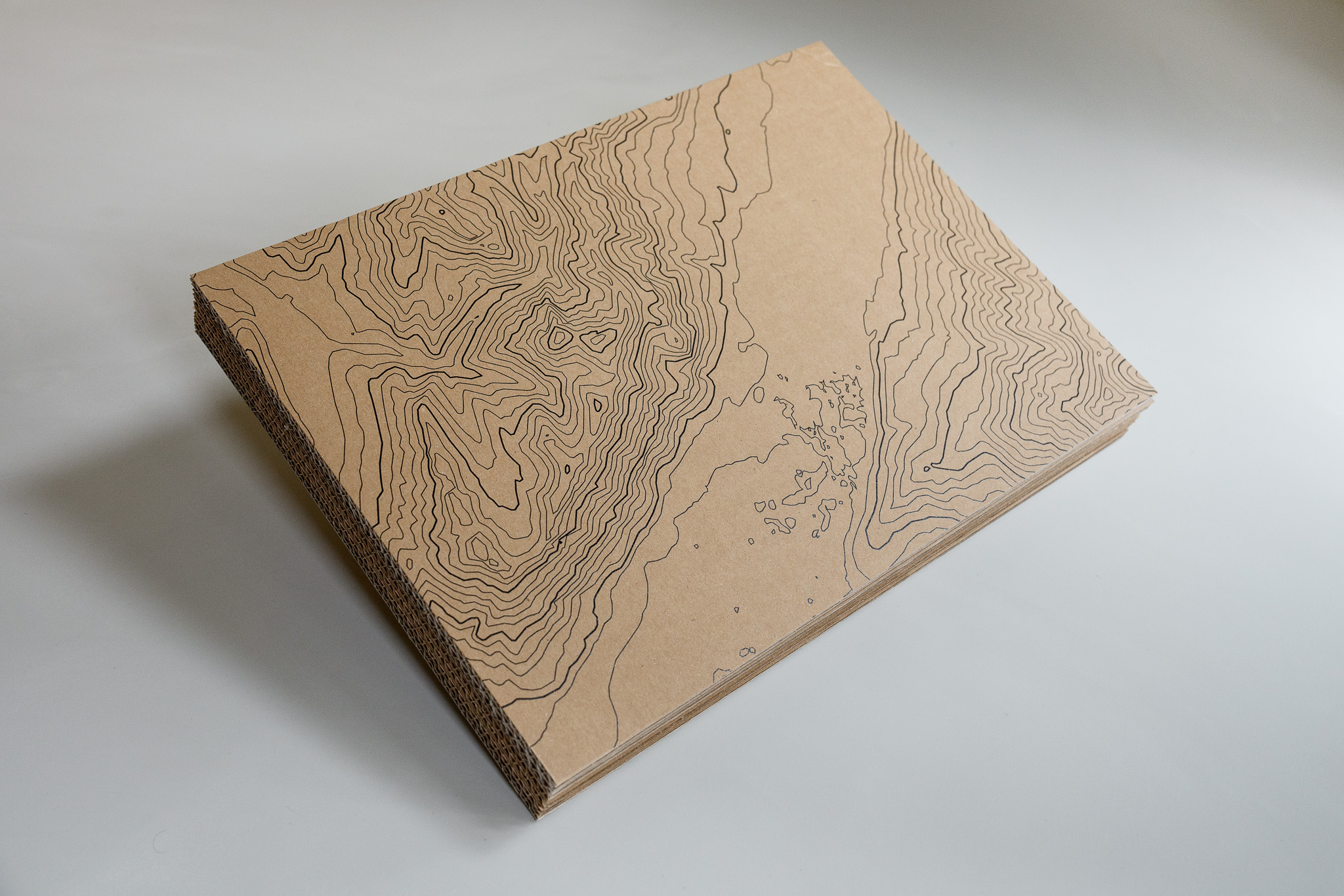 Topografische presentatiebox van de gelimiteerde editie, schuin gezien.
