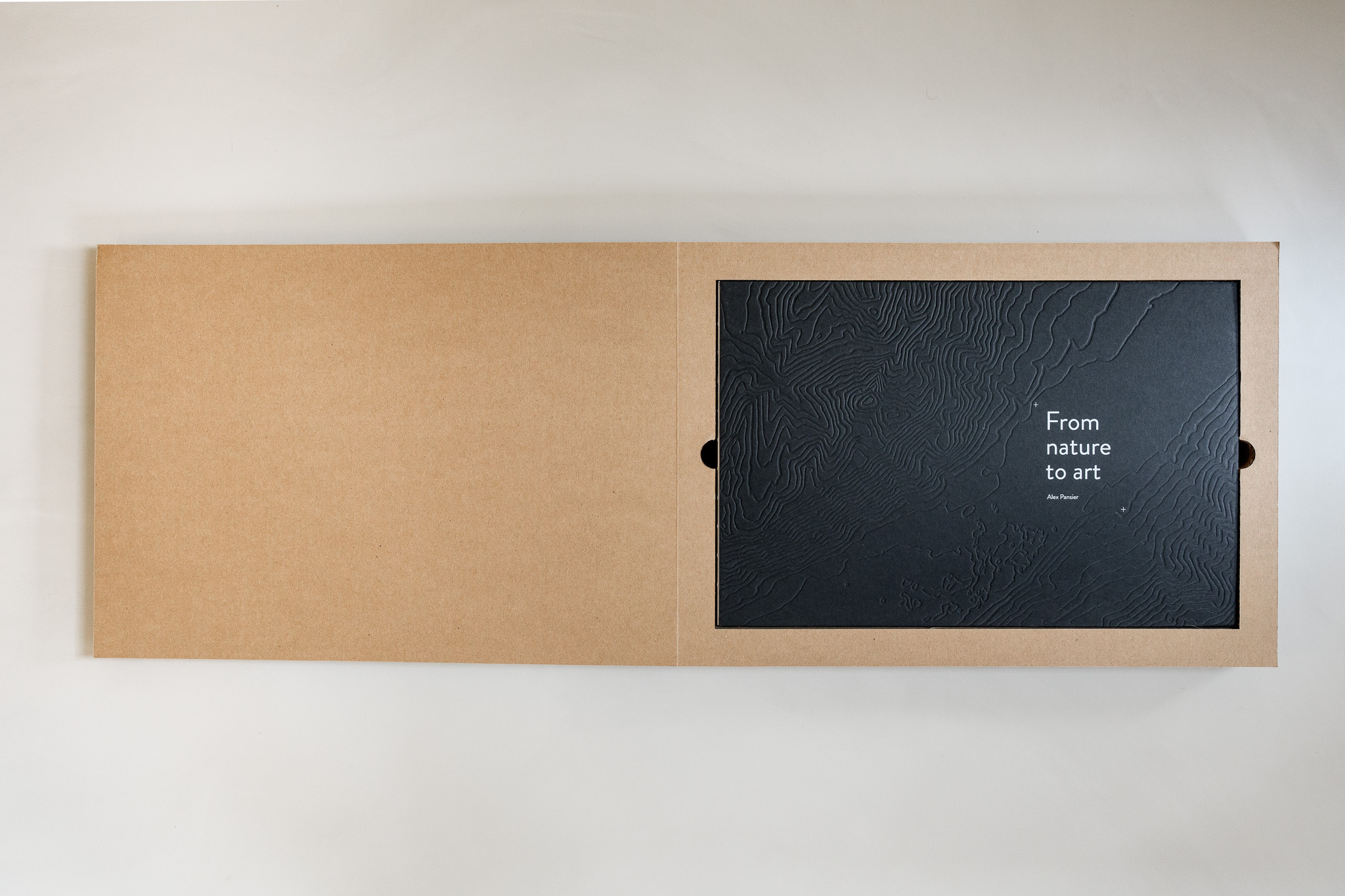 Open presentatiebox met de zwarte gelimiteerde editie.